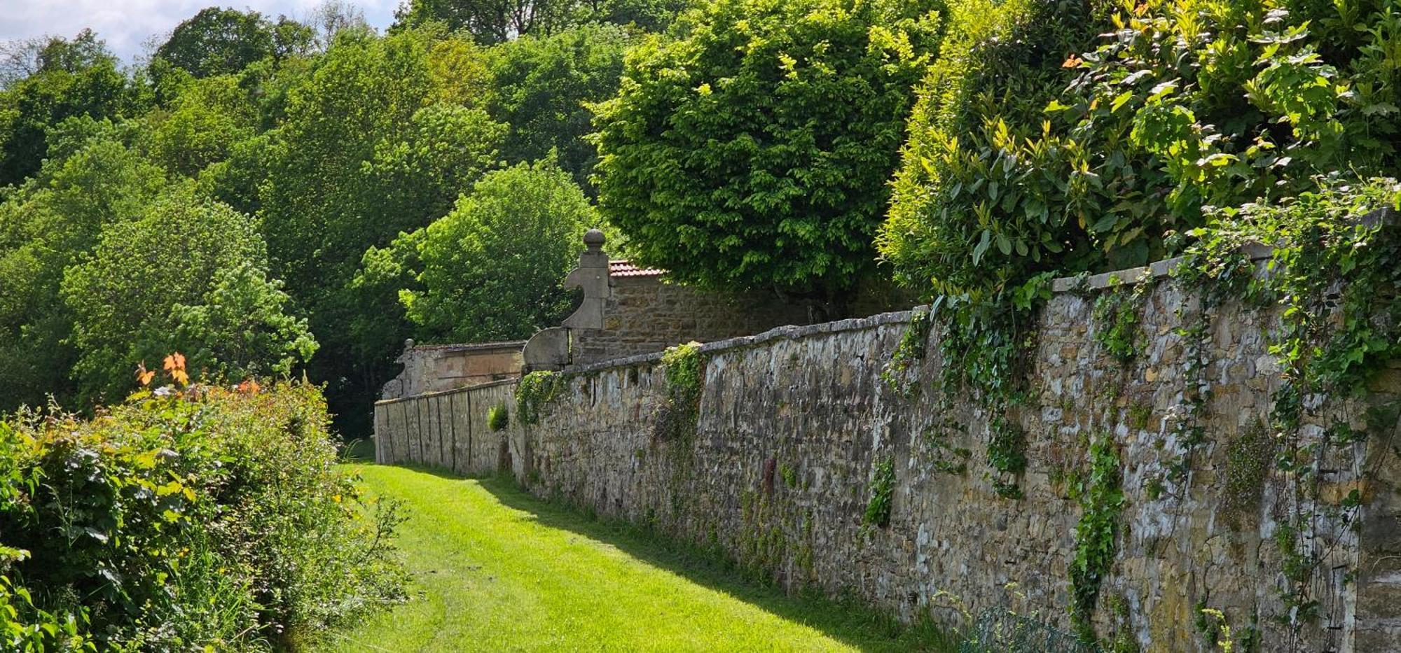 Chateau De Montpatey Bed & Breakfast Couches Exterior photo